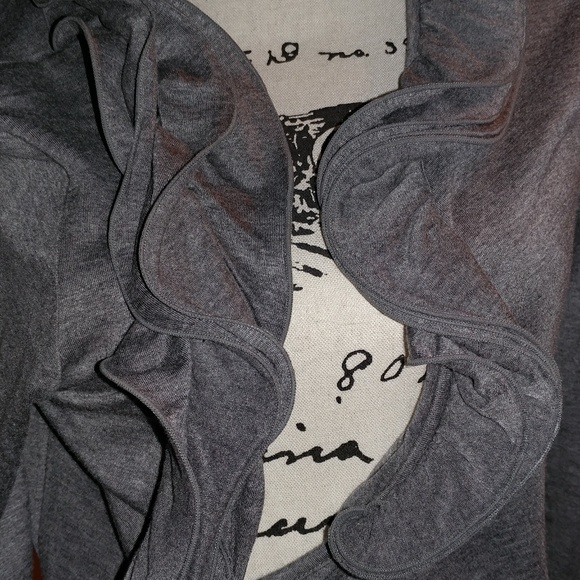 💛2/$20💛Interesting gray topwith ruffles and belt - Picture 4 of 7